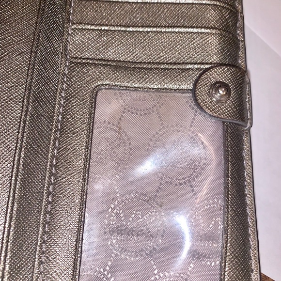 WELL LOVED MICHAEL KORS WALLET 🌟🌟❤️ - Picture 5 of 5